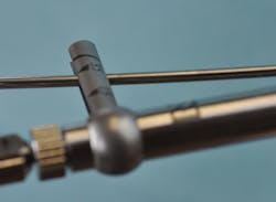 Figure 3a: View angle of approximately 40 degrees toward operator; view without assistance makes it appear as if the torque is too little so the screw will be overtightened Figure 3a: View angle of approximately 40 degrees toward operator; view without assistance makes it appear as if the torque is too little so the screw will be overtightened